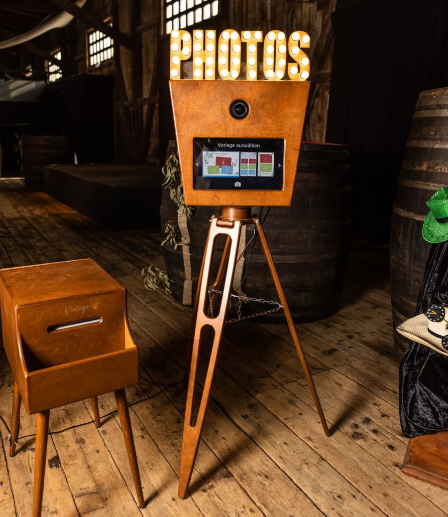 Fotobox Vintage mit PHOTOS-Leuchtschild auf einer Geburtstagsfeier