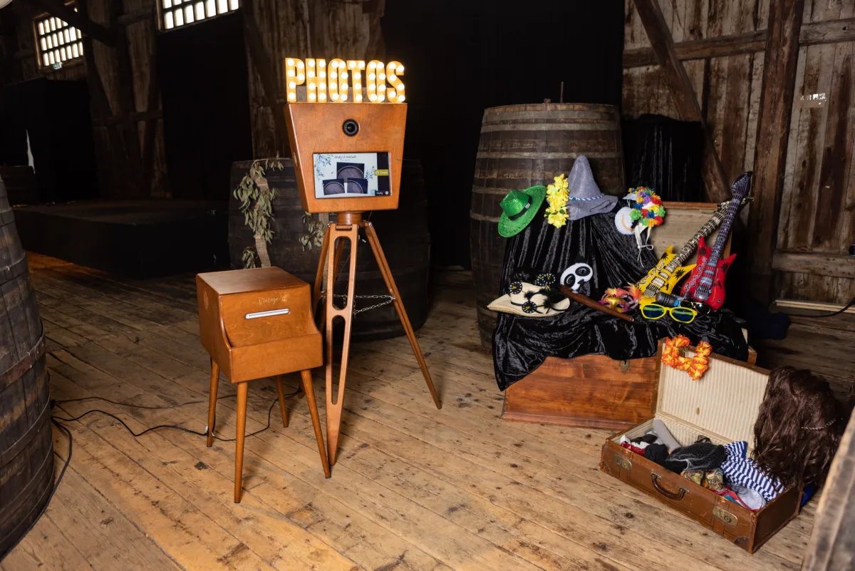 Requisiten der Fotobox – Hüte, Brillen und Verkleidungen für die Hochzeit