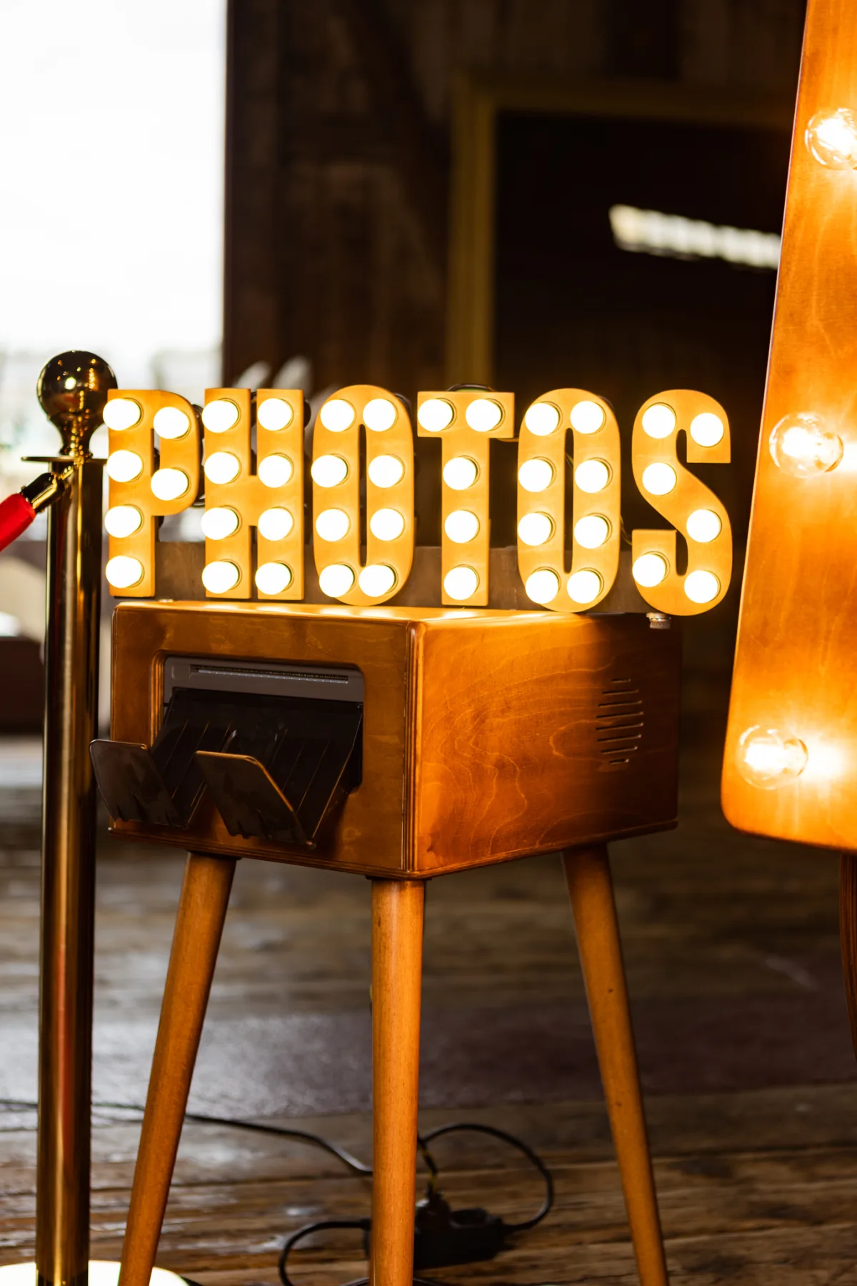 PHOTOS-Leuchtschild und Druckstation der Fotobox Vintage