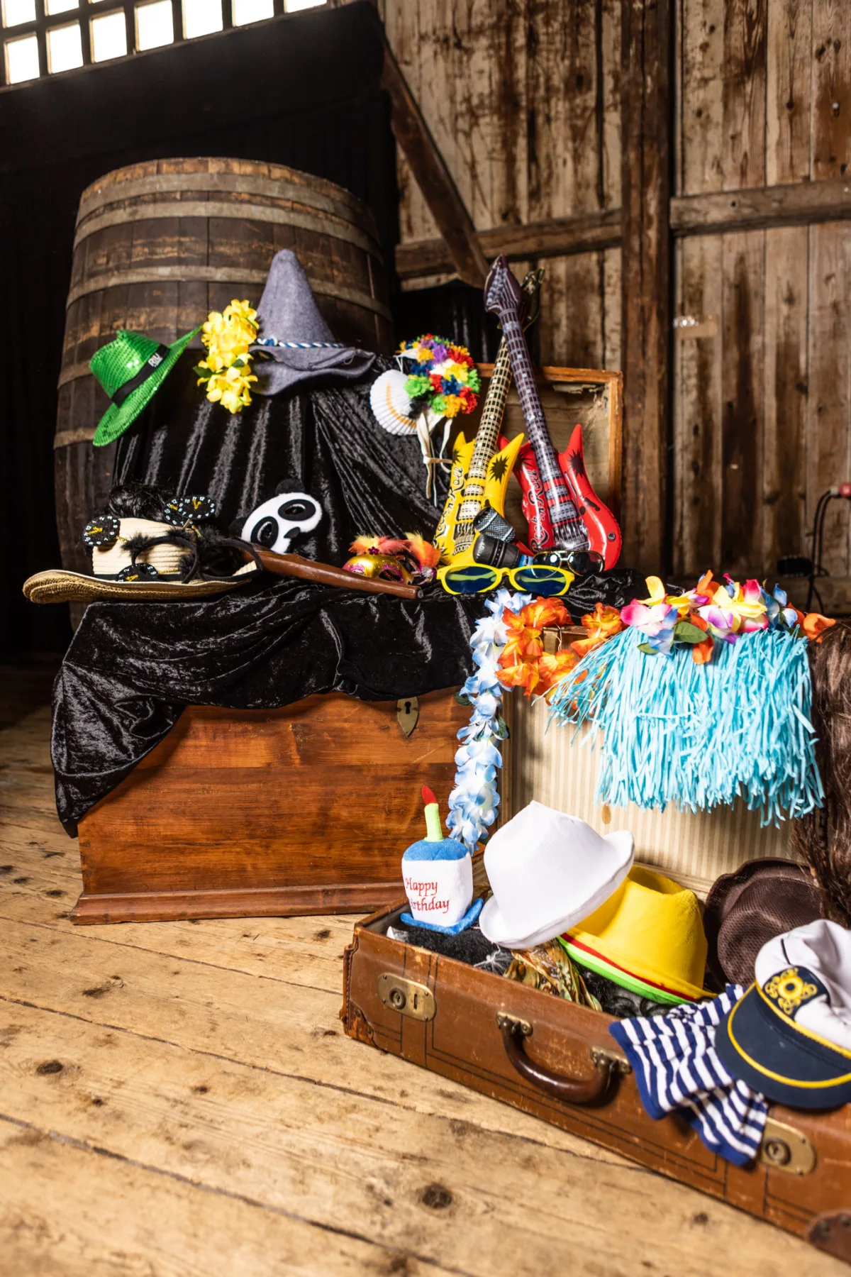 Fotobox Vintage mit Stativ und Requisitenkoffer in einer Scheune