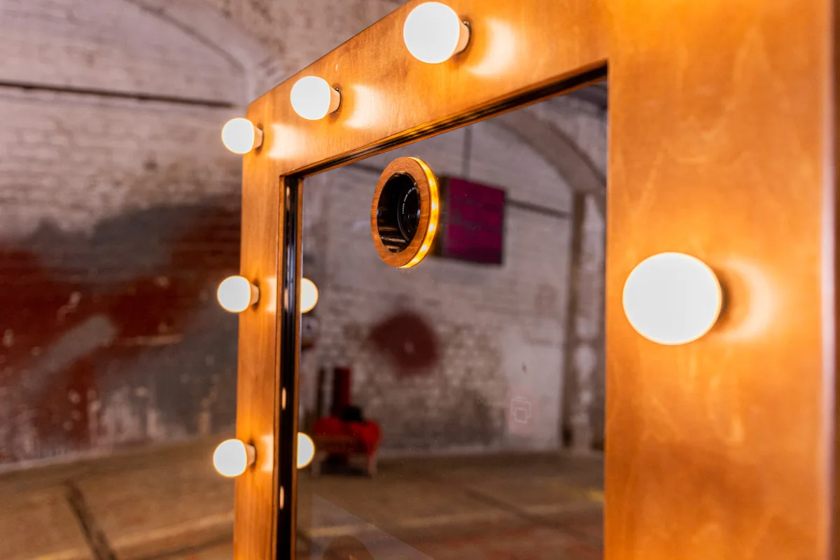 Gäste machen Fotos mit dem Magic Mirror Fotospiegel