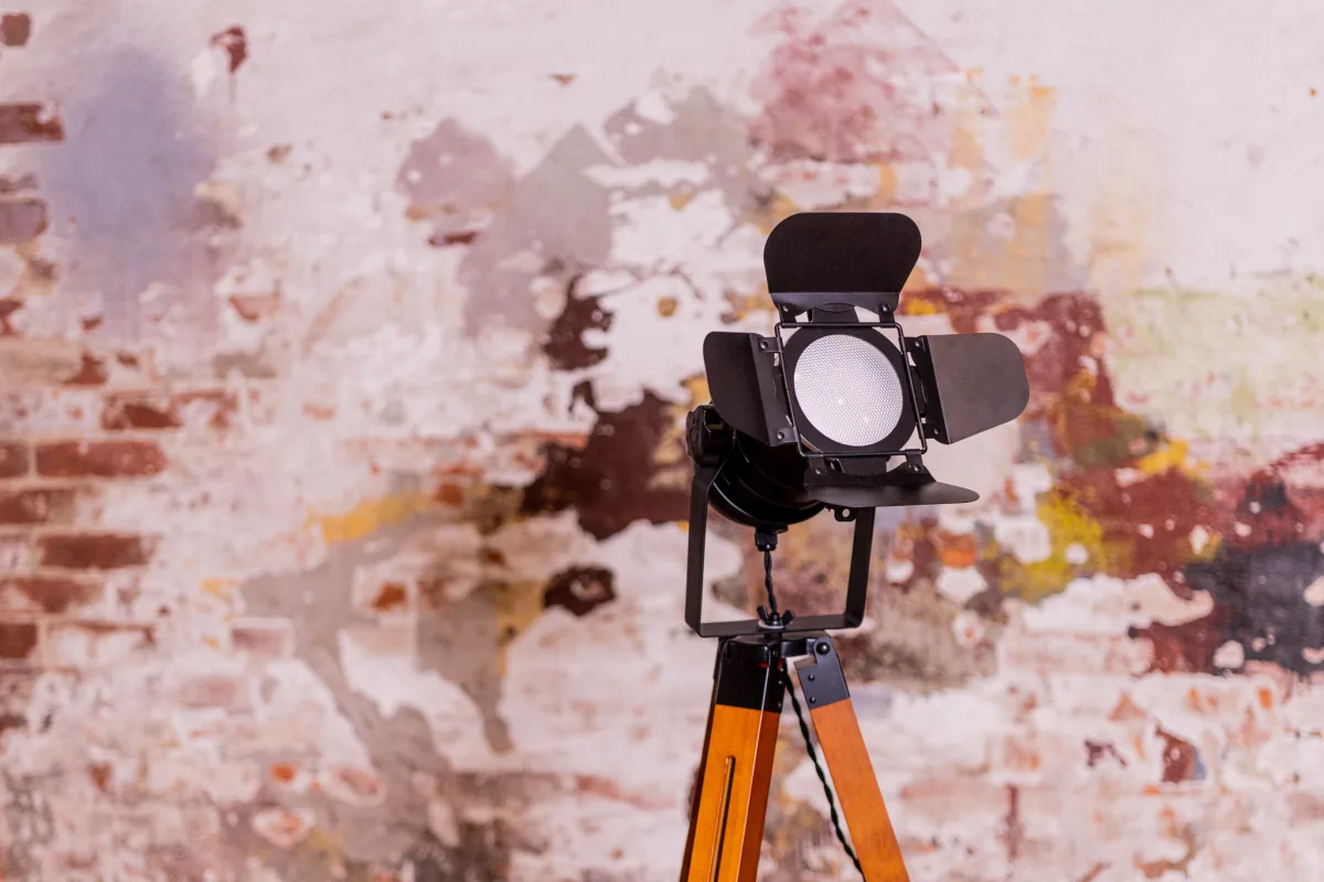 Fotobox Nostalgie mit ovalem Spiegel vor einer Backsteinwand